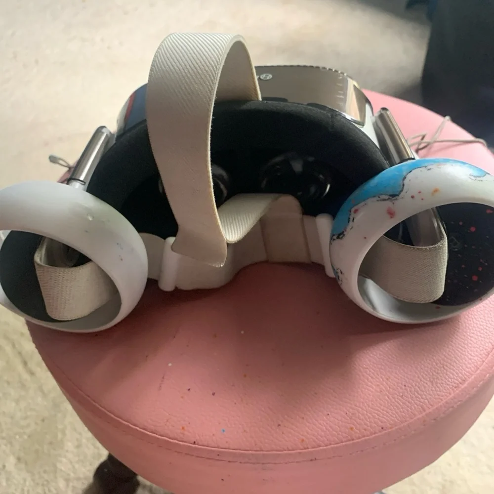Im selling a oculus quest 2 great condition protective cover both controllers